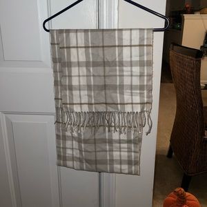 Woman’s color block winter scarf